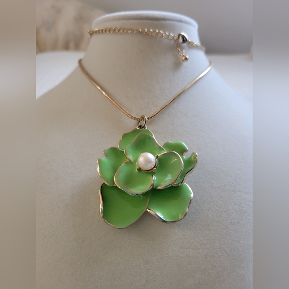 NWOT Lovely Green Enamel Floral Faux Pearl Pendant Necklace - Picture 3 of 7